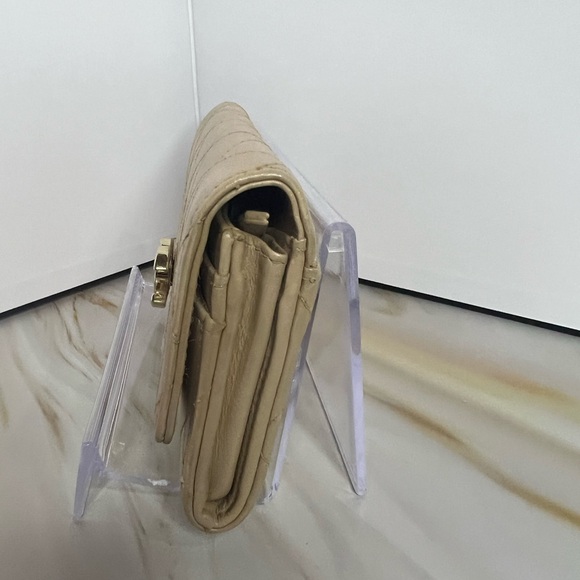 Authentic RARE Chanel turn lock cream wallet - Picture 3 of 8